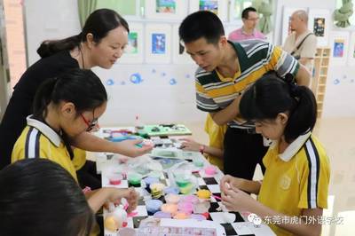 東莞市第四屆中小學美術特色展評審專家小組走入虎外